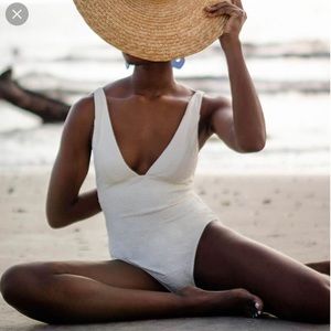 NWOT!!! Andie swim the Sardinia one piece in terra material shade, bone.